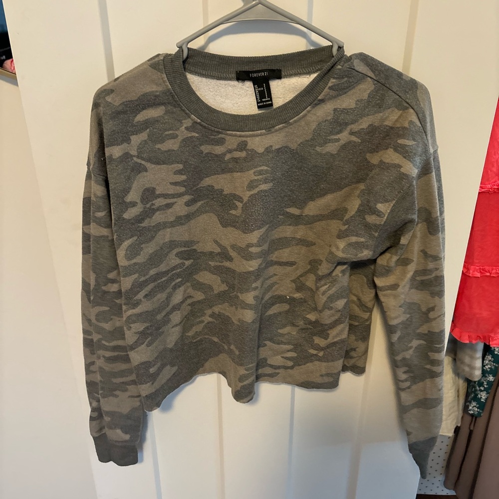 Forever 21 Sweatshirt
Size Small
Camo Print